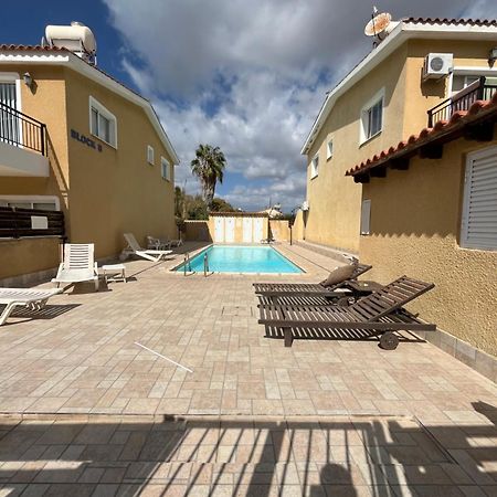 Apartment In Residential Complex With Pool Klorakas Екстериор снимка