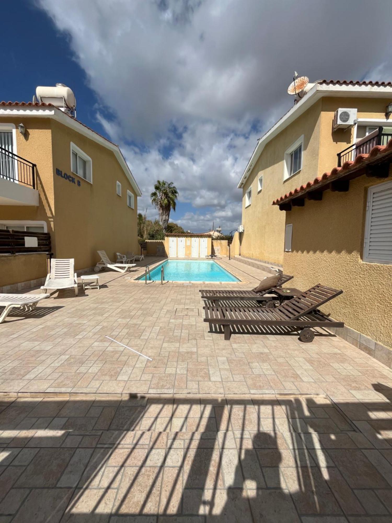 Apartment In Residential Complex With Pool Klorakas Екстериор снимка